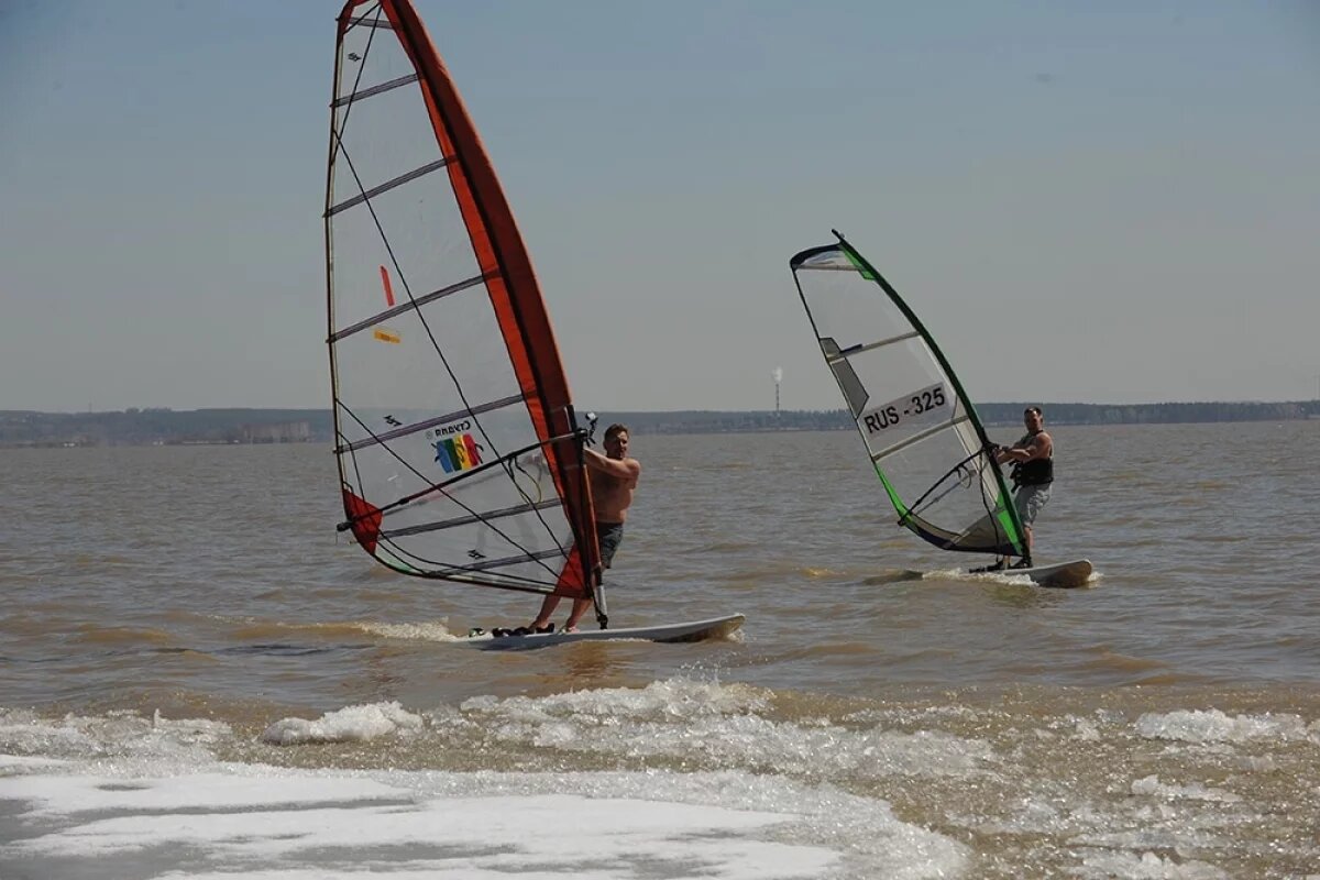    Виндсёрфинг — вид парусного спорта и водного развлечения, в основе которого лежит мастерство управления на водной поверхности лёгкой доской небольшого размера с установленным на ней парусом.