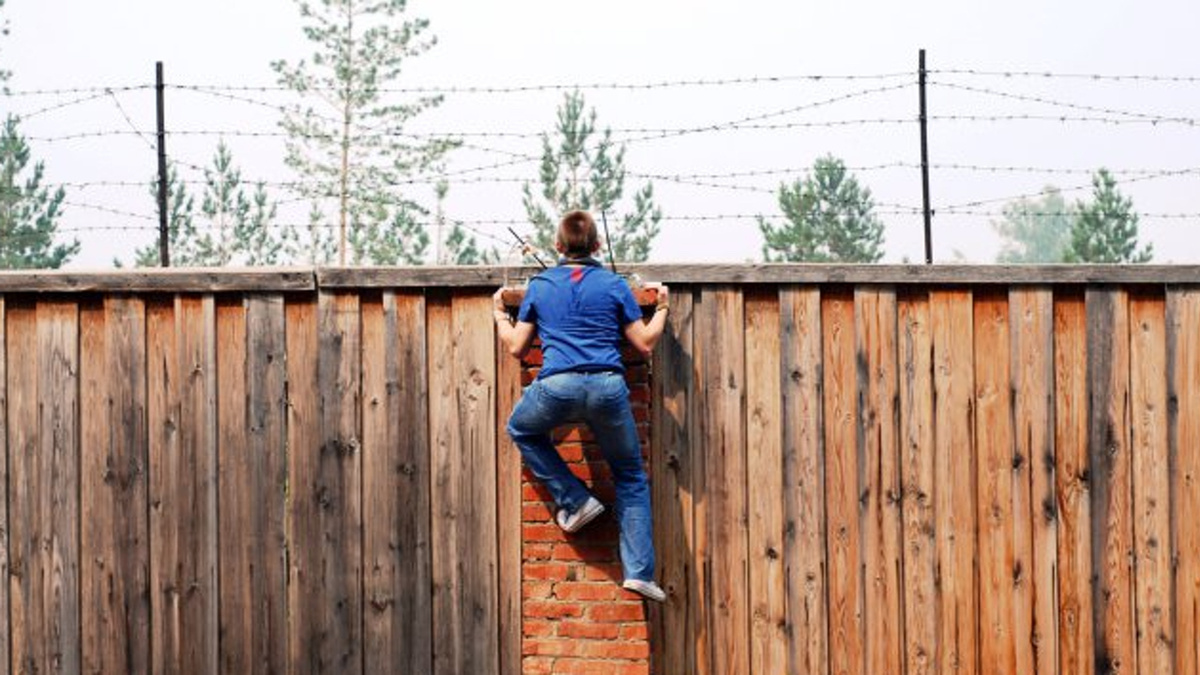 С 1 июня дачные заборы — под контролем: какие ограждения теперь придется снести?