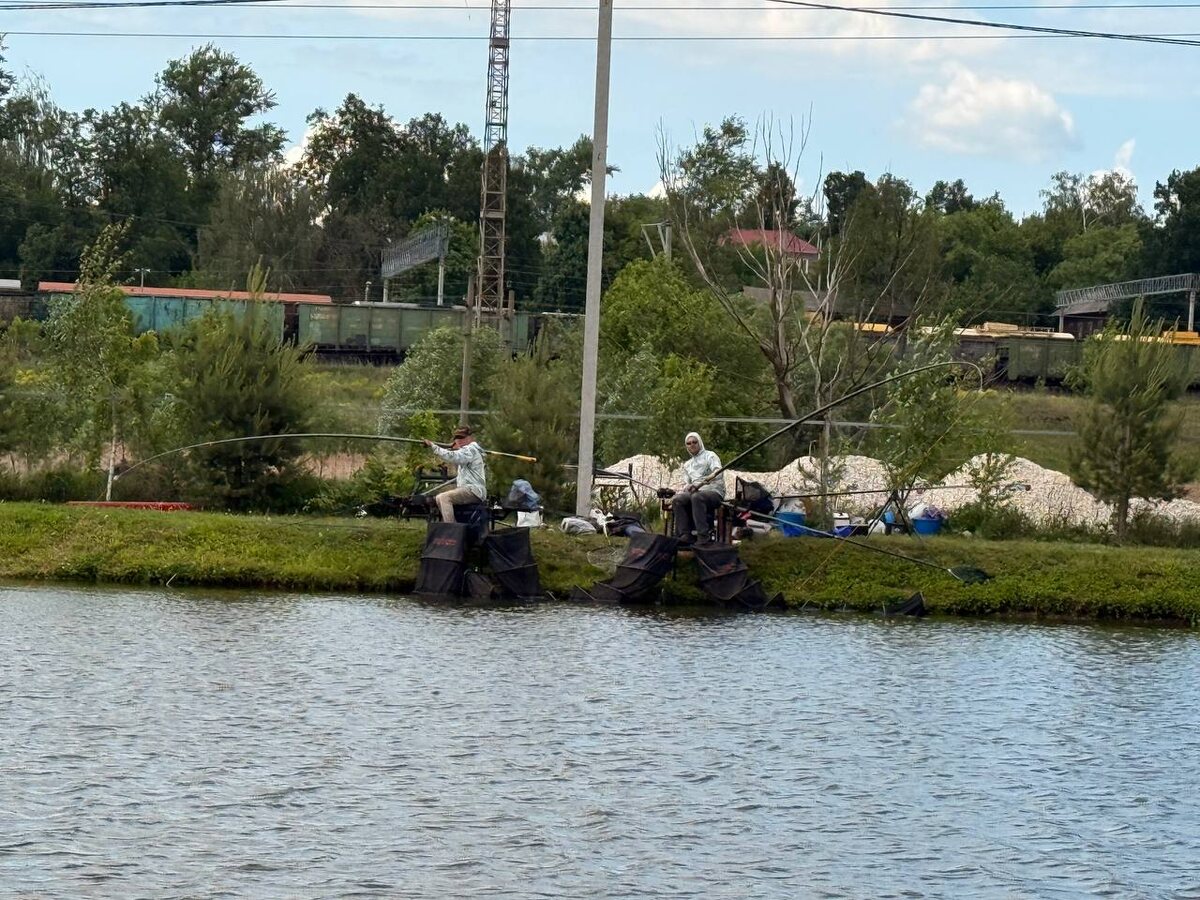 Вот так сидят и ловят в тандемах на данном соревновании.