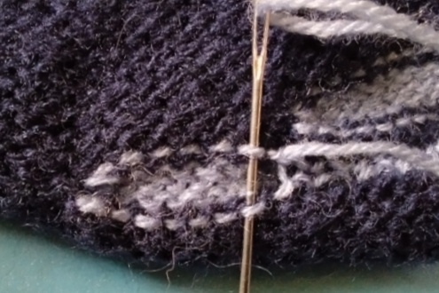 С изнаночной стороны сшиваем, и тогда полосочки тоненькие получаются.