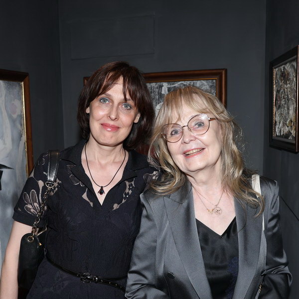     Наталия Белохвостикова представила экспрессивные картины Владимира Наумова на фестивале «Традиции и современность»