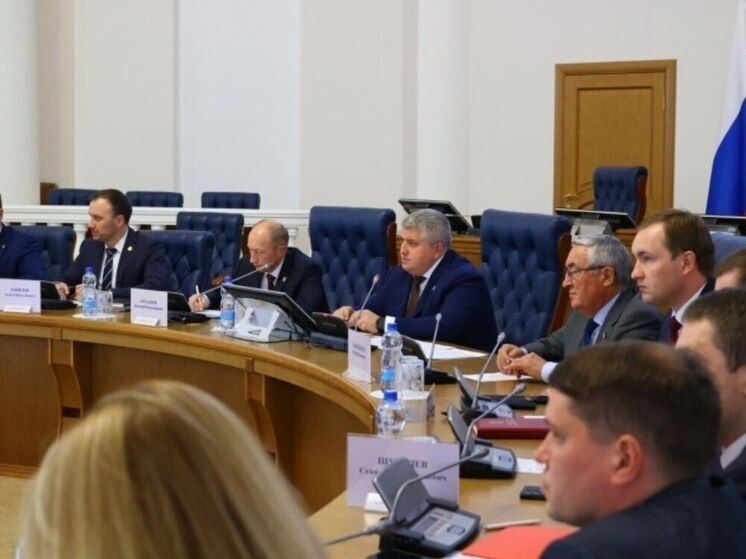     Дронов открыл совещание словами соболезнования семьям погибших и пострадавших в результате теракта в Курской и Брянской областях. Фото: пресс-служба правительства Новгородской области