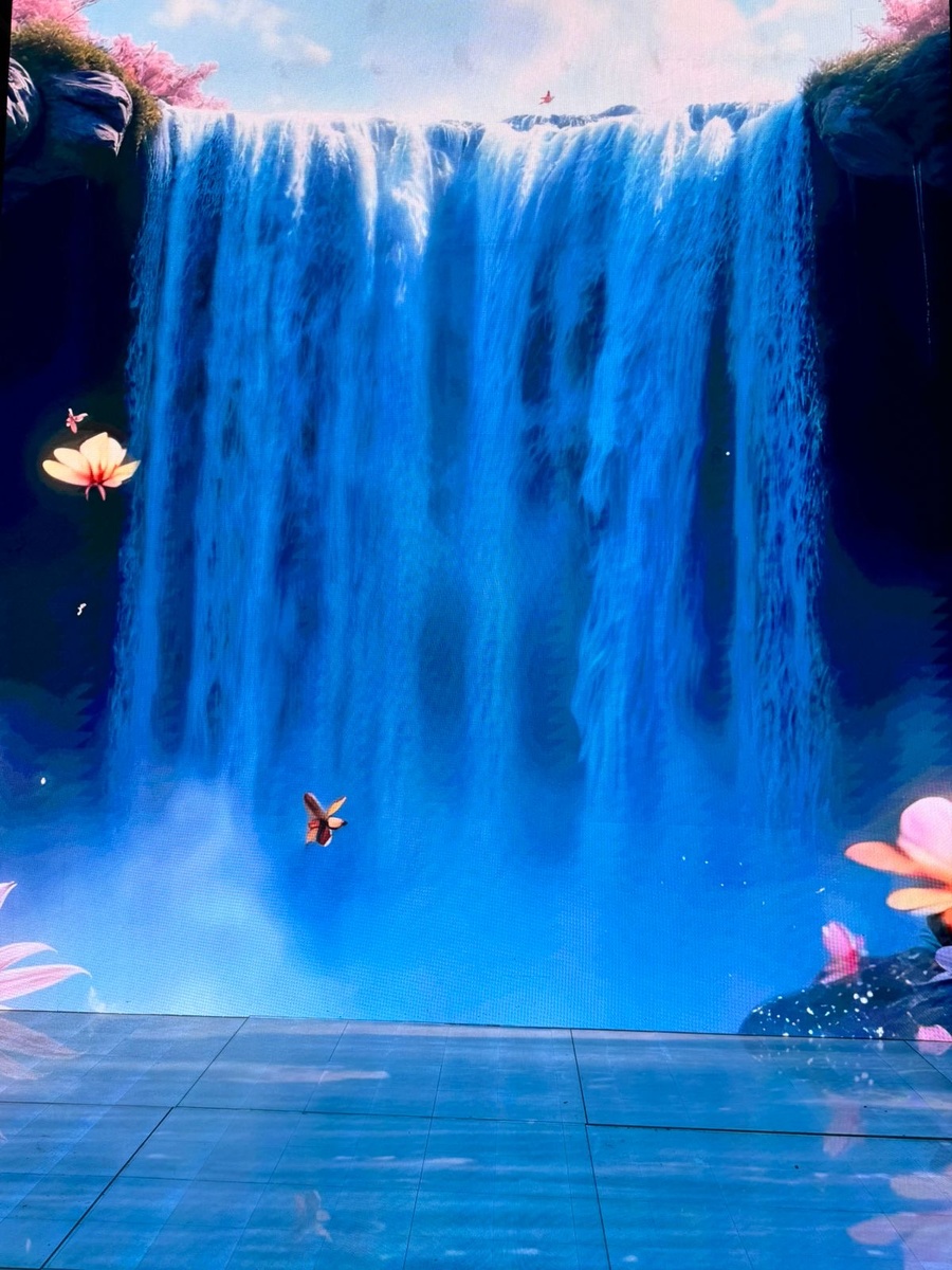 Водопад с появляющимися цветами 