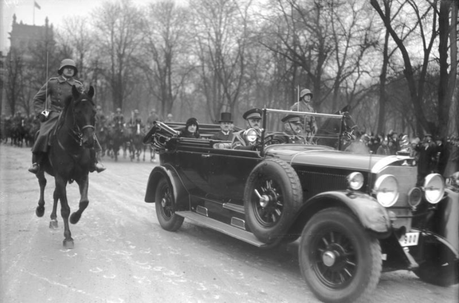 Аманулла-хан с визитом в Берлине, который положил начало стратегическому партнерству с Германией. Источник - https://ru.wikipedia.org/wiki/Афганистан#Королевство_Афганистан