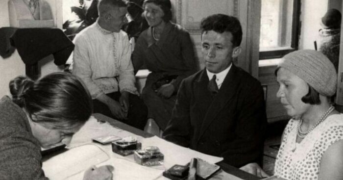 В тридцатые годы возросли пошлины за развод./ Фото: https://i.pinimg.com/
Источник: https://kulturologia.ru/blogs/010625/61569/