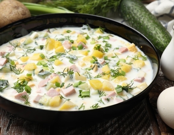 Окрошка без колбасы и картошки: шеф предложил летнюю альтернативу с цветной капустой