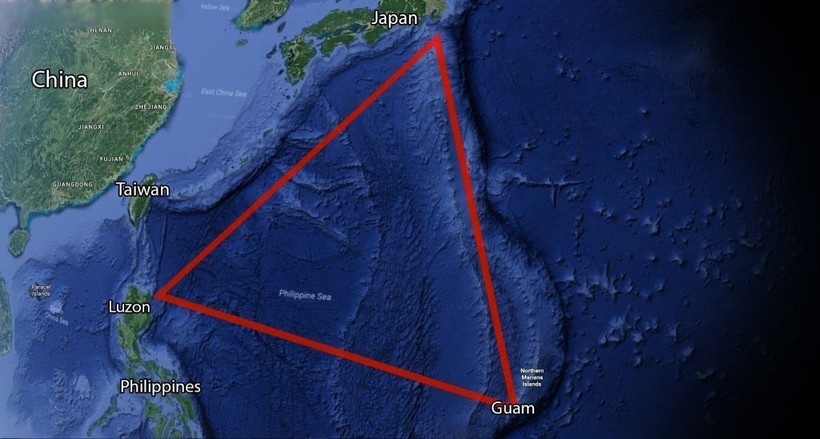 Море с таким пугающим названием находится недалеко от берегов Токио. На самом деле это название не является географическим. Так его прозвали японские рыбаки. Еще это место называют Треугольник дьявола, Треугольник дракона, Тихоокеанский треугольник или Драконов треугольник.