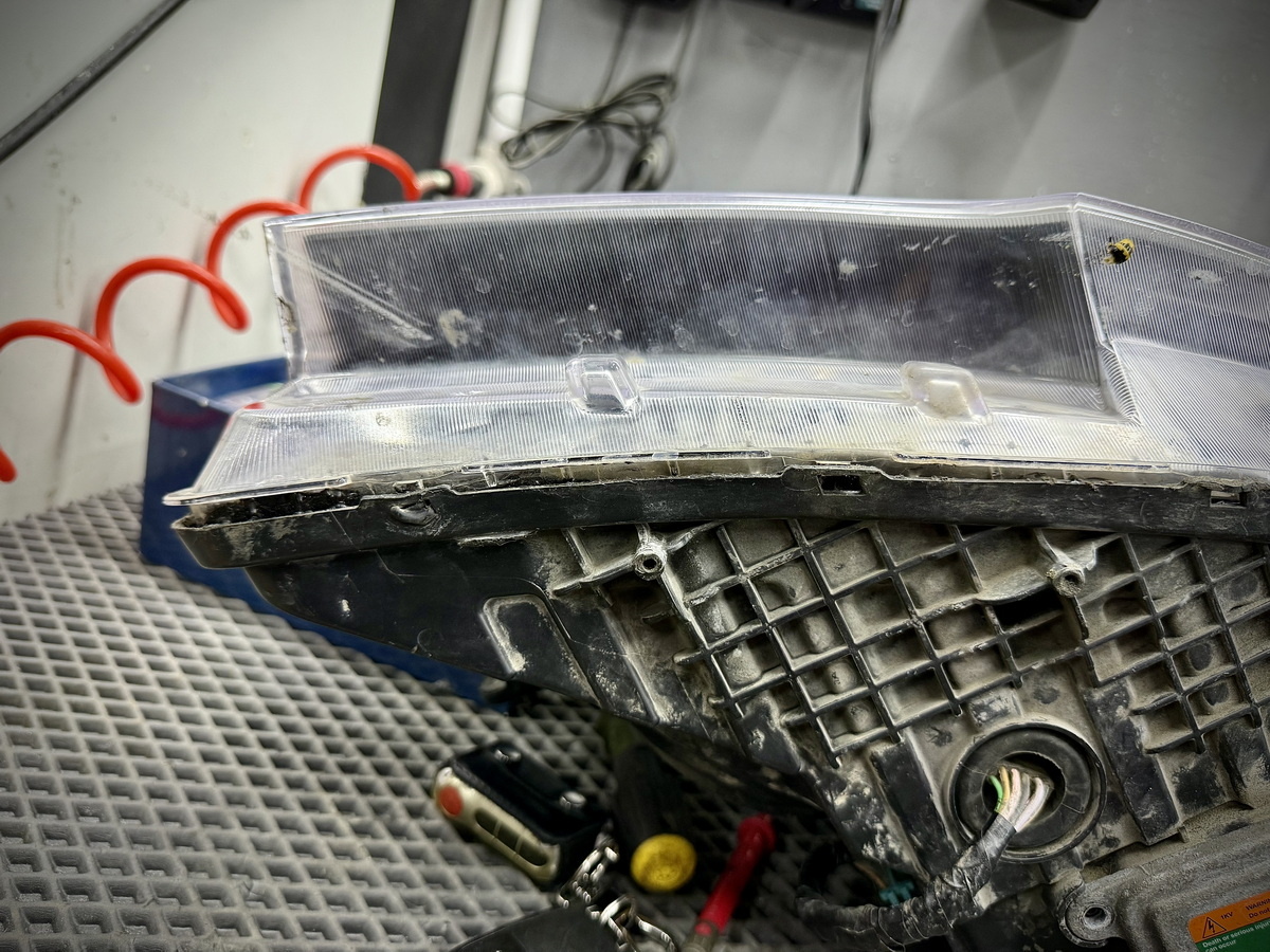 Результат некачественной сборки, стекло практически отделилось от корпуса