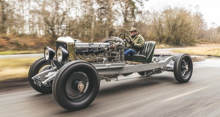 В эпоху кузовных ателье, где нужно было заказывать навеску на свое только что купленное шасси, понятие "сэкономил на допах" могло выглядеть так.