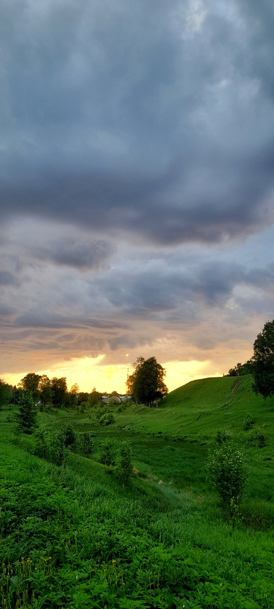 Идём после дождя на пляж - весну провожать, а лето соответственно встречать. Давно собирались.
