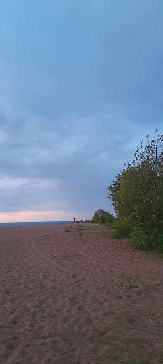 Наш пляж, на горизонте Драконний хвост! Еле дров сухих для костра нашли, а из - за ветра еле растопили!
