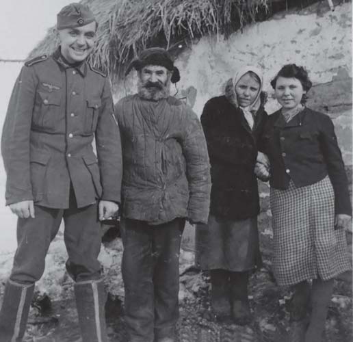 Немец с местными жителями