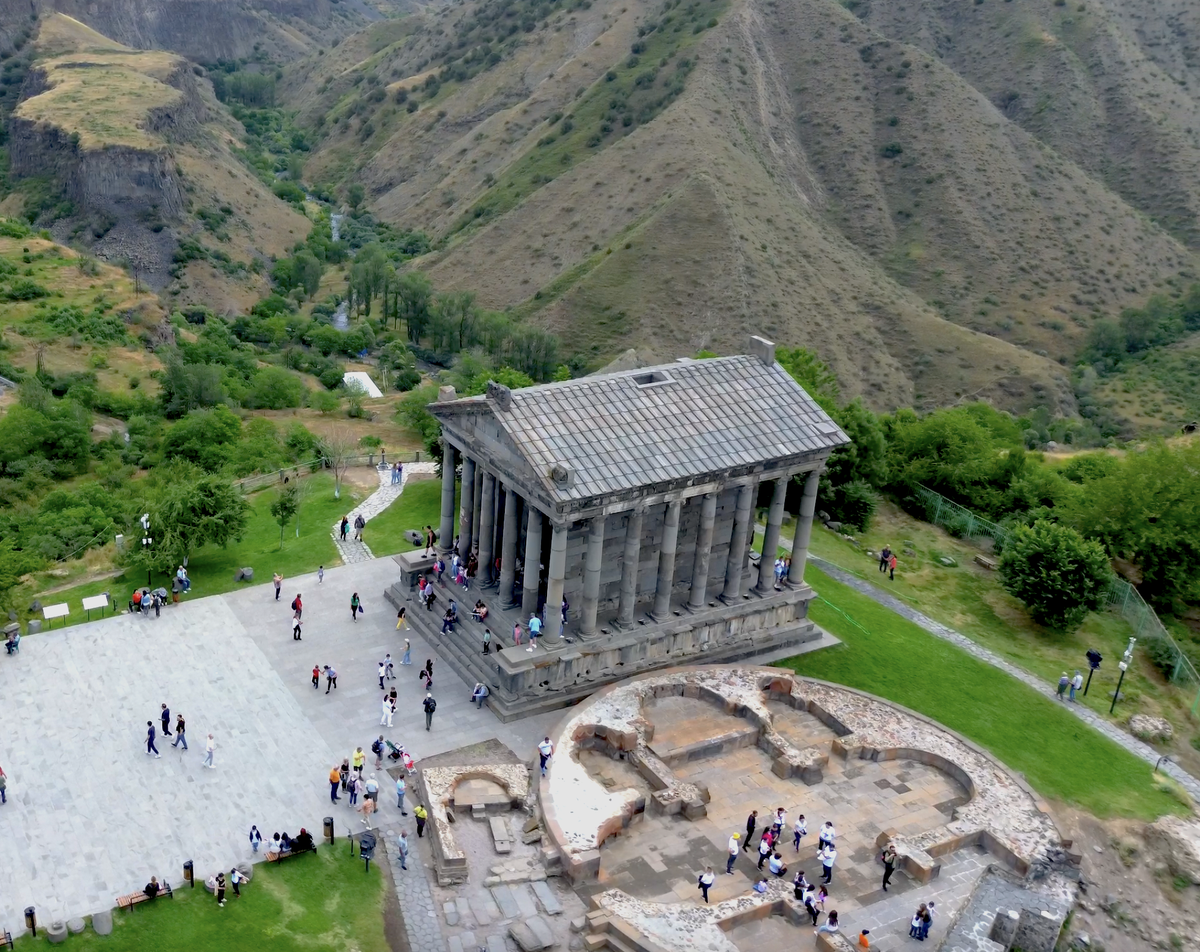 Языческий храм "Гарни" построенный в 77 году н.э.