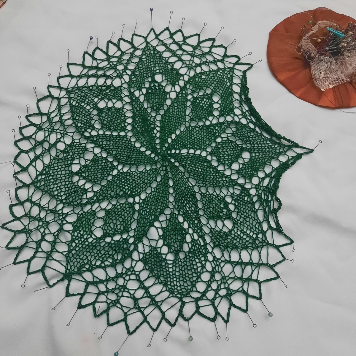 вот так поочередно приалываем булавкам каждую арочку