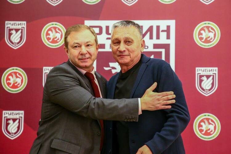    Айбатов — Хуснутдинову: «Мы обязаны повышать вашу планку».   
Фото: rubin-kazan.ru