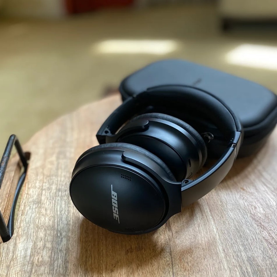    QuietComfort можно не снимать — посадка этой модели даже слишком комфортная. Фото: zdnet.com