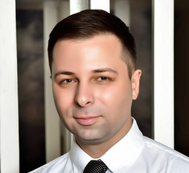    СМИ уличили бизнесмена и «решалу» Олега Смирнова в попытке скрыть постыдные факты биографии, используя тёзку-хоккеиста. Фото: открытые источники