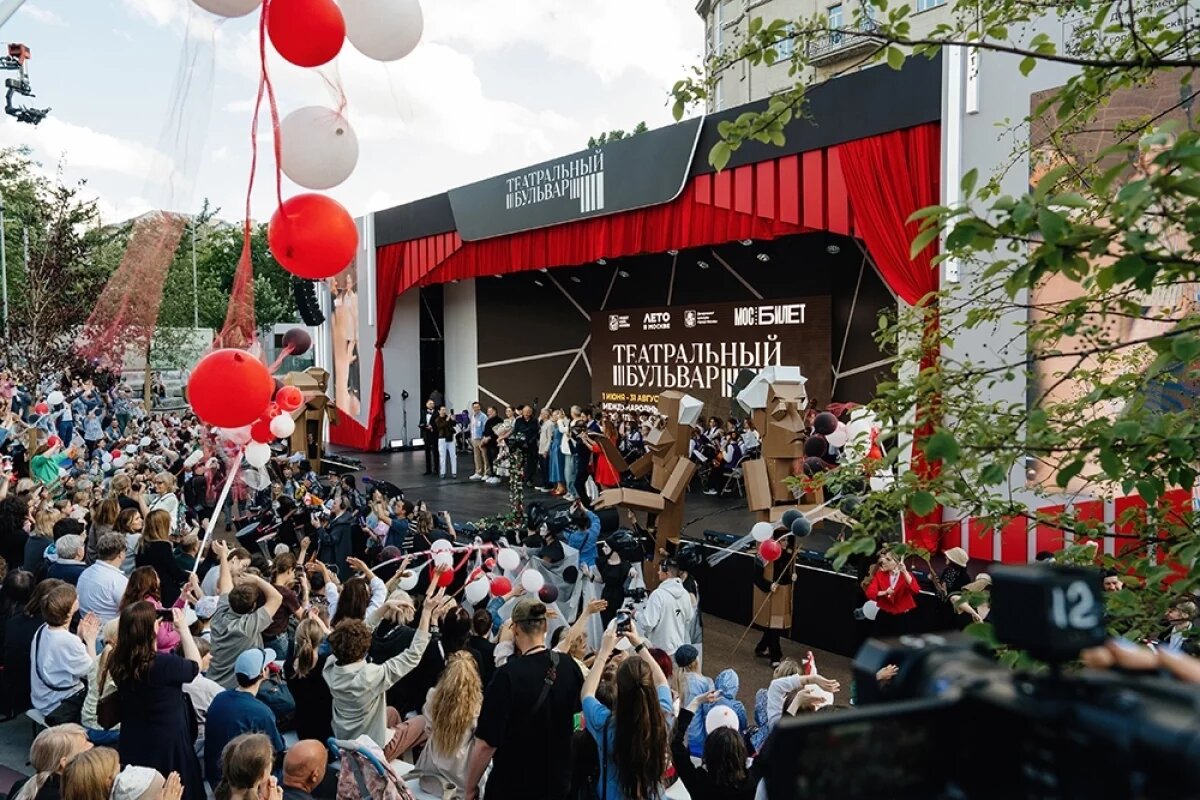    В день открытия состоялся театрализованный марафон, охвативший едва ли не весь центр города — с масками, шумелками и транспарантами по улицам прошли несколько тысяч человек.