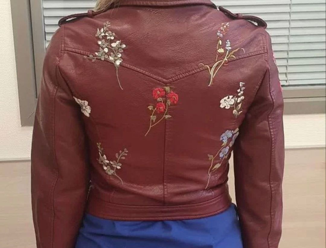 Сзади тоже вышивка)