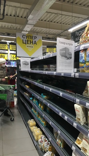 Начало пандемии. Пустые полки "Перекрёстка" с макаронными изделиями
