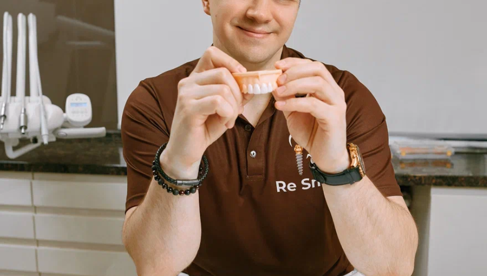 С какими нюансами сталкивается пациент, который захочет установить виниры после 50 лет?