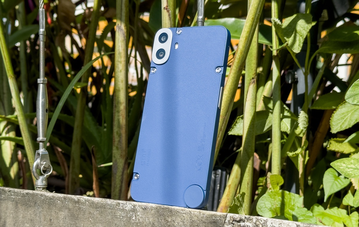    В весенних лучах славы греются разные аппараты. Например, смартфон-конструктор от Nothing Phone с неповторимым дизайном. Фото: hardwarezone.com.sg