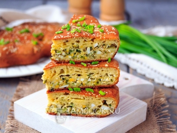 В сезон зеленого лука эта выпечка самая ходовая: немного теста и много лука. Как же вкусно получается!