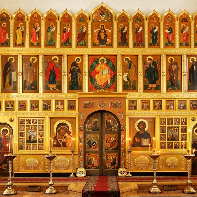 Икона Божьей Матери всегда располагается справа от Царских врат, если иконостас имеет третий ряд, то его центром всегда является икона Божьей Матери, и это помимо сцен из евангельской истории, где одной из героинь является Дева Мария