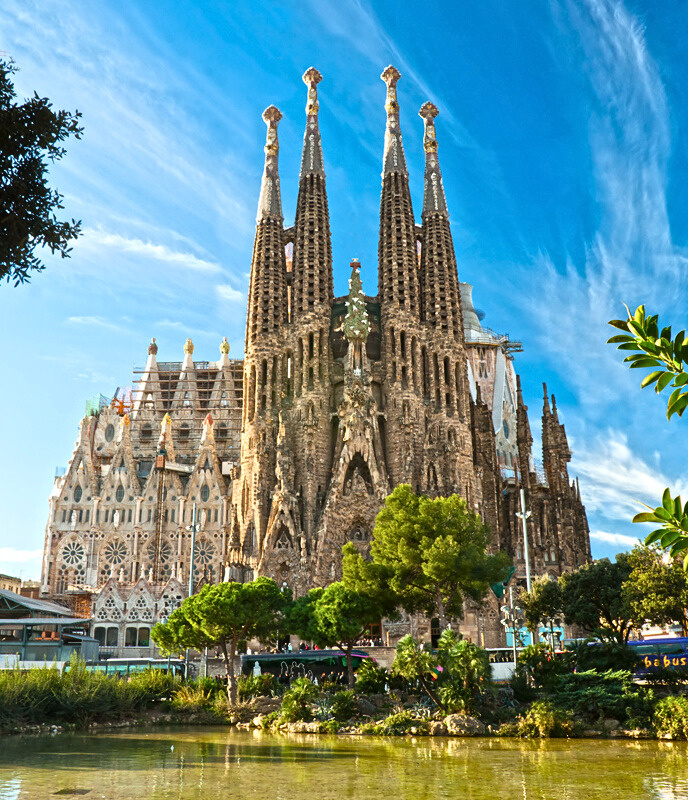 Храм Саграда Фамилия. Вид с площади Гауди