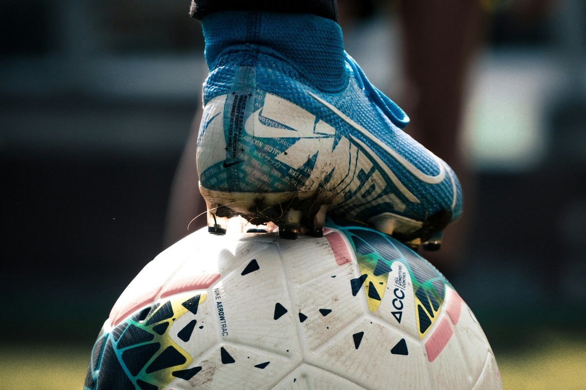     Новый тренд: футбольные бутсы теперь носят в повседневной жизни! Но это вредно