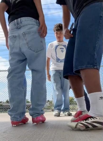    Скриншот видео из TikTok: теперь в моде футбольные бутсы разных цветов /TikTok.com/@unknowncr7ttv