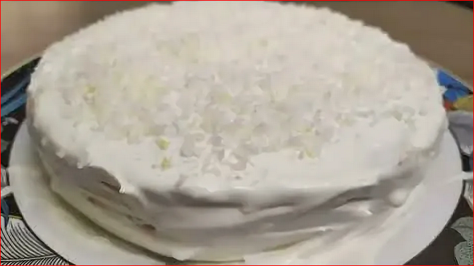 К этому крему очень хорошо подходит кокосовая стружка. Ей слегка присыпала тортик.