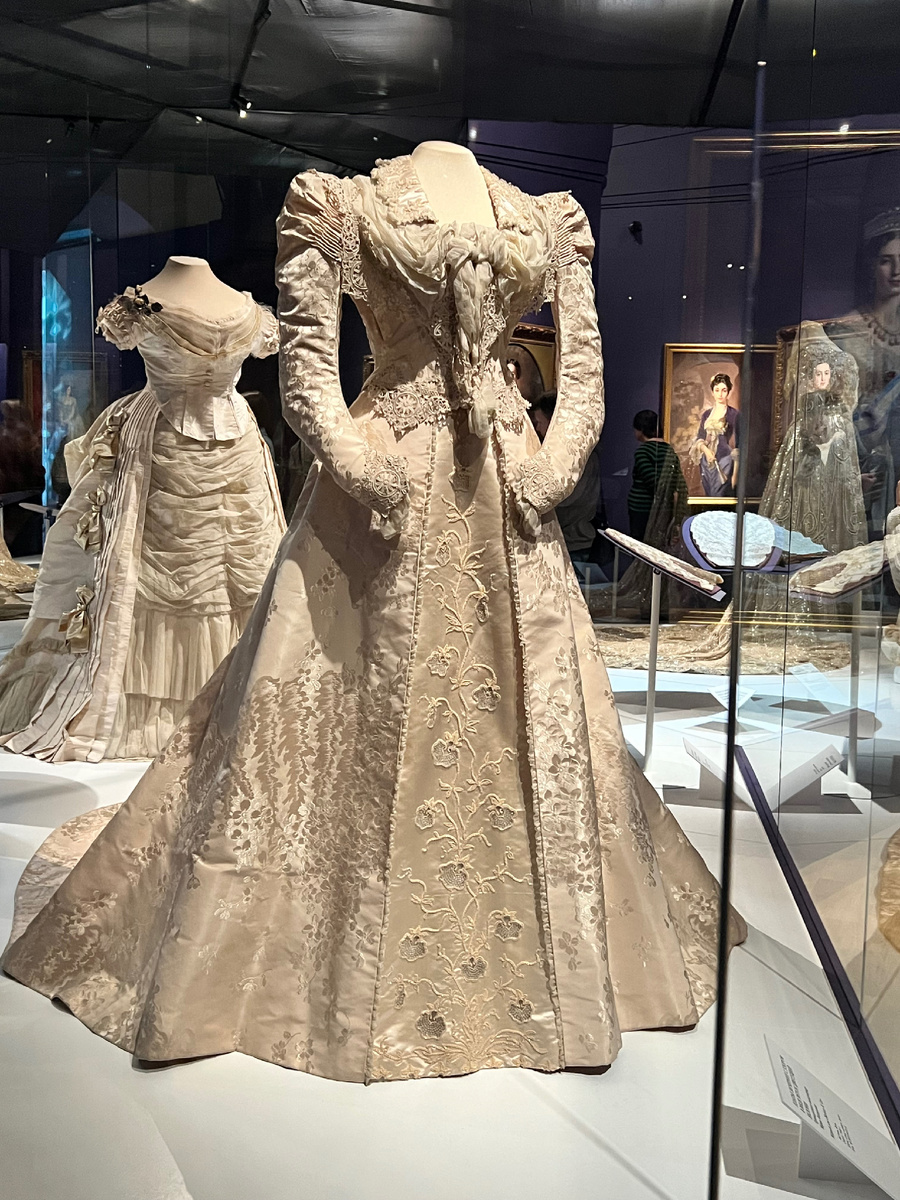 Шикарные платья на выставке 