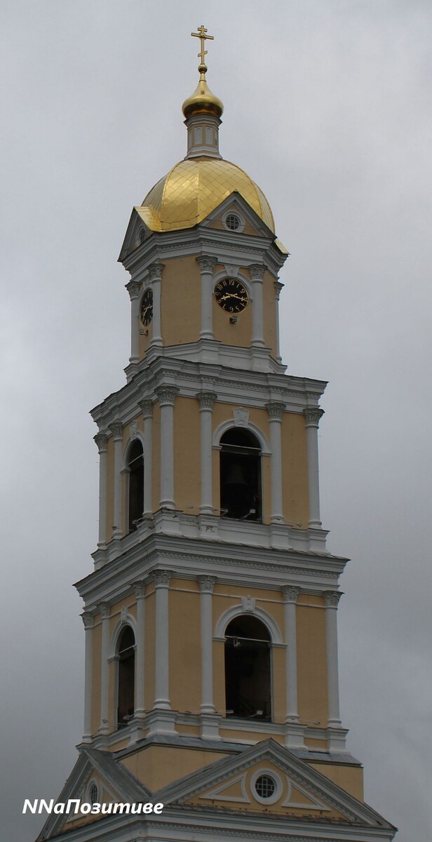 Колокольня с часами в селе Дивеево