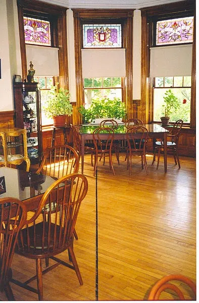 Американо-канадская граница, проходящая через библиотеку Хаскелл