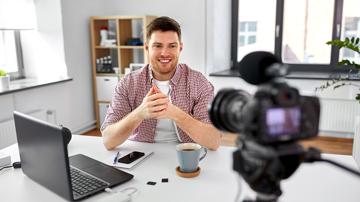 Умение создавать контент. Важно писать интересно и понятно, делать качественные снимки и монтировать видео.Насмотренность. Нужно быть в курсе трендов и знать, что происходит в своей и смежных нишах.Аналитический подход. Важно анализировать свои посты и видео: какие темы вызывают больше отклика, в какое время лучше публиковать контент.Коммуникабельность. Блог — это диалог с подписчиками, важно уметь отвечать на комментарии, благодарить за обратную связь.Настойчивость. Регулярность публикаций и готовность вкладываться в проект — важное качество.Стрессоустойчивость. Публичность всегда сопряжена с критикой, блогер должен уметь воспринимать замечания и использовать их для развития.