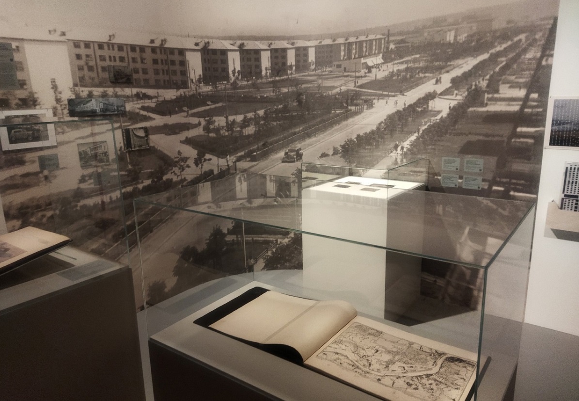    Большое внимание выставка уделила и микрорайонам, где жили создатели легендарного автомобиля