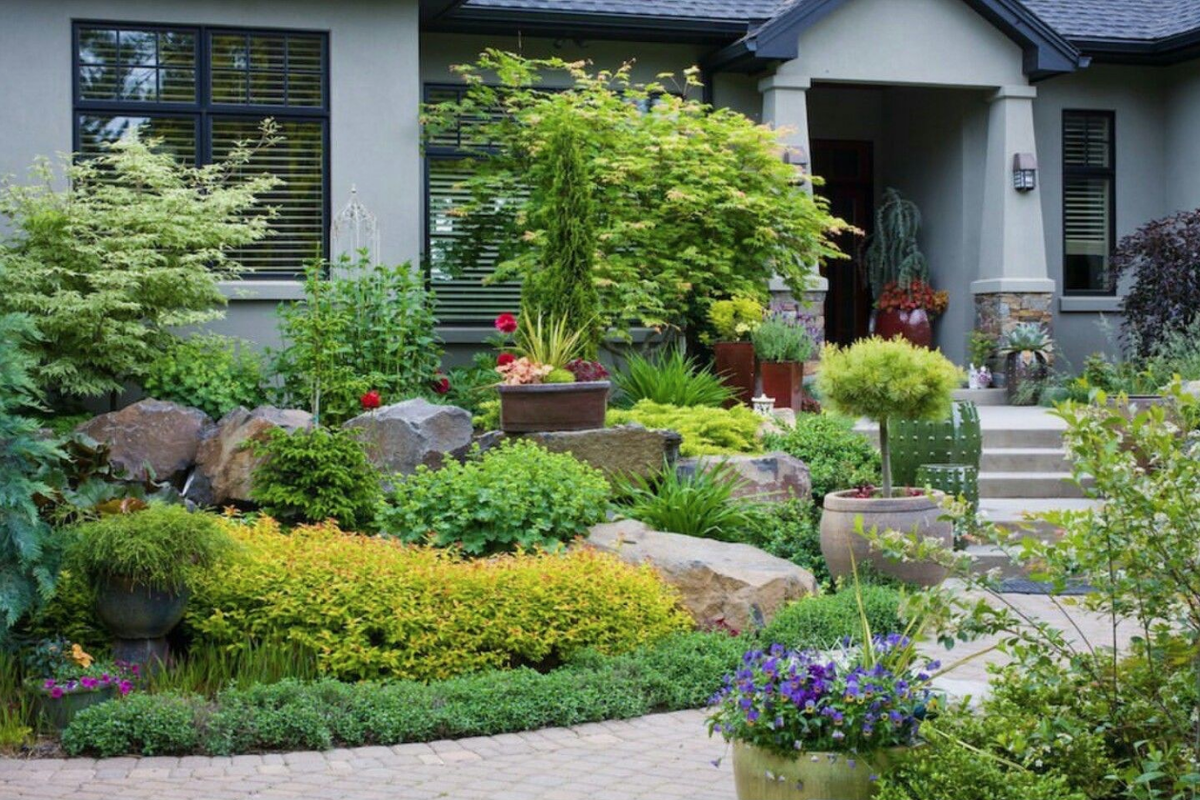 Клумба возле дома. Яндекс картинки.