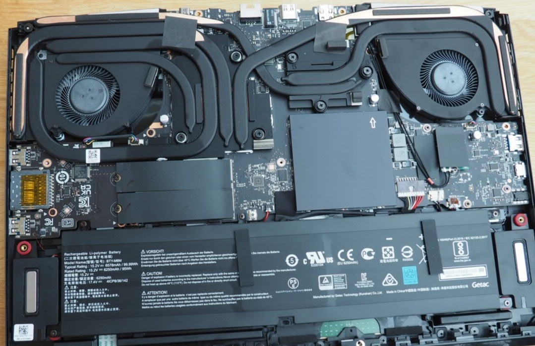 Игровой ноутбук MSI / 2 места под диск SSD / 2 куллера / 3 порта USB / слот под SD карту | Справа на фото - Левый вентилятор отвечает за охлаждение процессора и видеокарты. Слева на фото - правый вентилятор отвечающий по большей части за охлаждение видеокарты и частично процессора