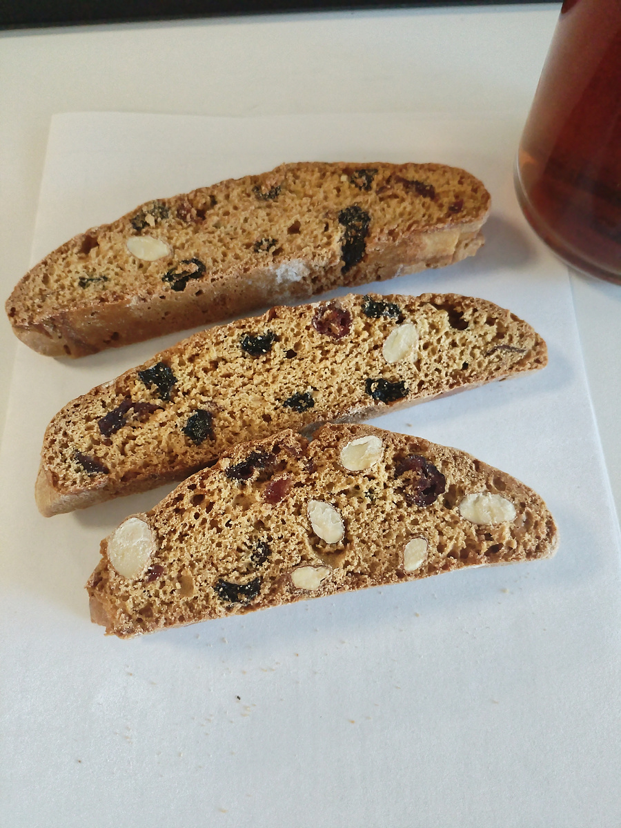 Обажаю это итальянское печенье ❤️ полутверное, не сухари жёсткие, с клюквой, миндалём, изюмом и долго играющая сладость. Сижу мин 10 наслаждаюсь и около 300 кал на этот объем. Состав 👌