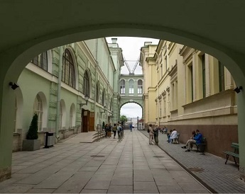 Вход в Манеж Эрмитажа (направление к Неве)