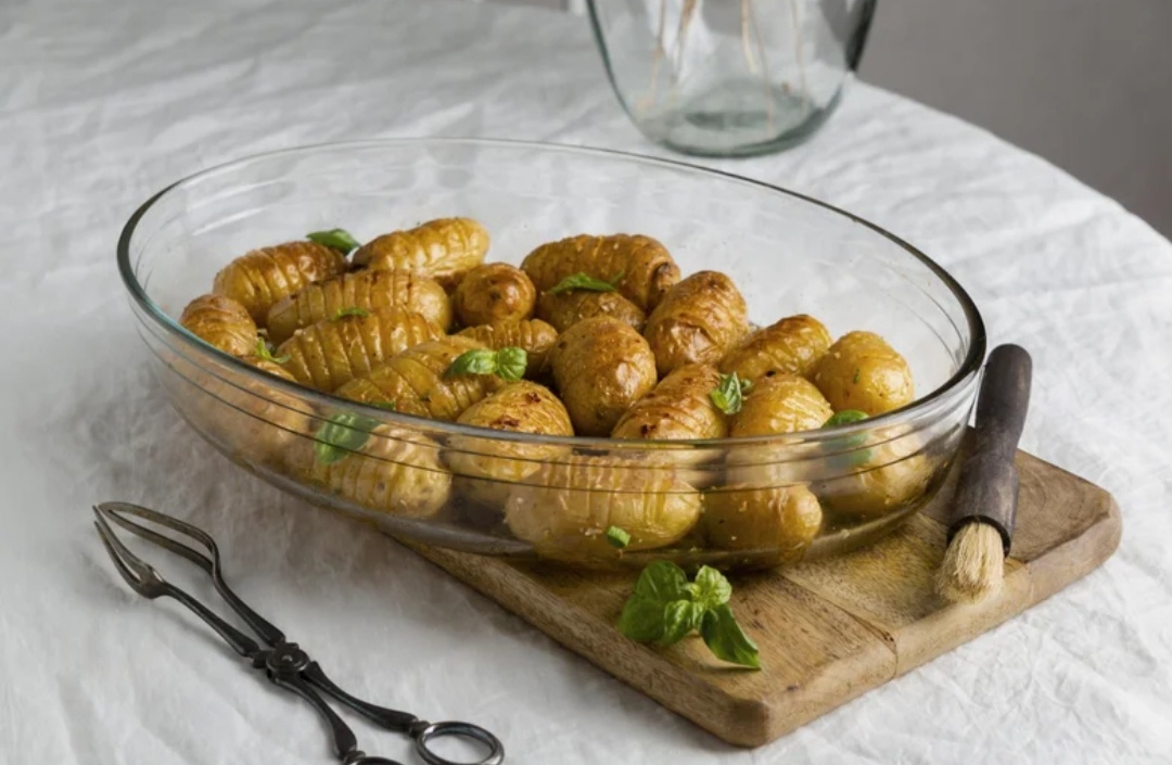 Картофель обладает полезными свойствами для организма, однако может навредить здоровью при чрезмерном употреблении. Об этом Life рассказала врач-диетолог Марият Мухина.«Он содержит углеводы, в основном в виде крахмала, а также небольшие количества белков, витаминов и минералов. Однако, несмотря на свои питательные качества, частое употребление картофеля — более двух-трех раз в неделю и более 200 г за раз — может привести к ряду проблем со здоровьем и к преждевременному старению», — предупредила врач.