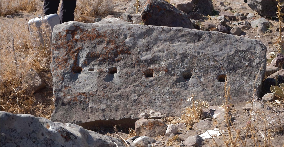 Один из подобных блоков со следами. 