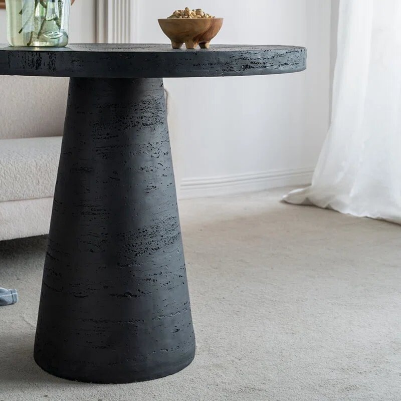 стол графитого цвета из микроцемента 