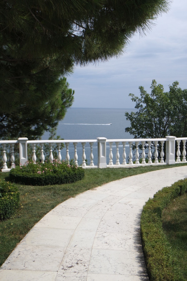 листать вправо и рассматривать корпуса и территорию санатория