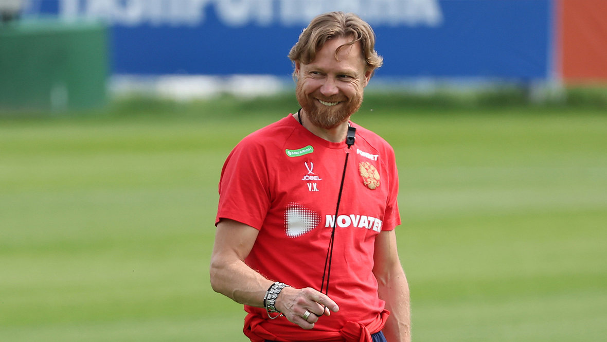    Главный тренер сборной России по футболу Валерий Карпин.Александр Федоров