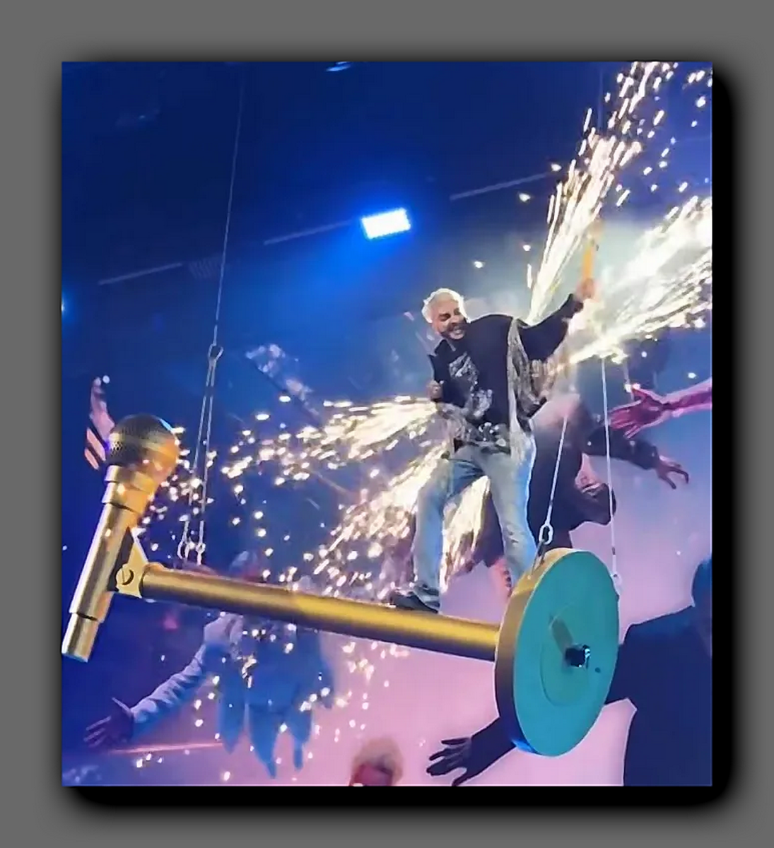 Увидев, что его куртка загорелась, Филипп Киркоров закричал. Стоп-кадр из видео