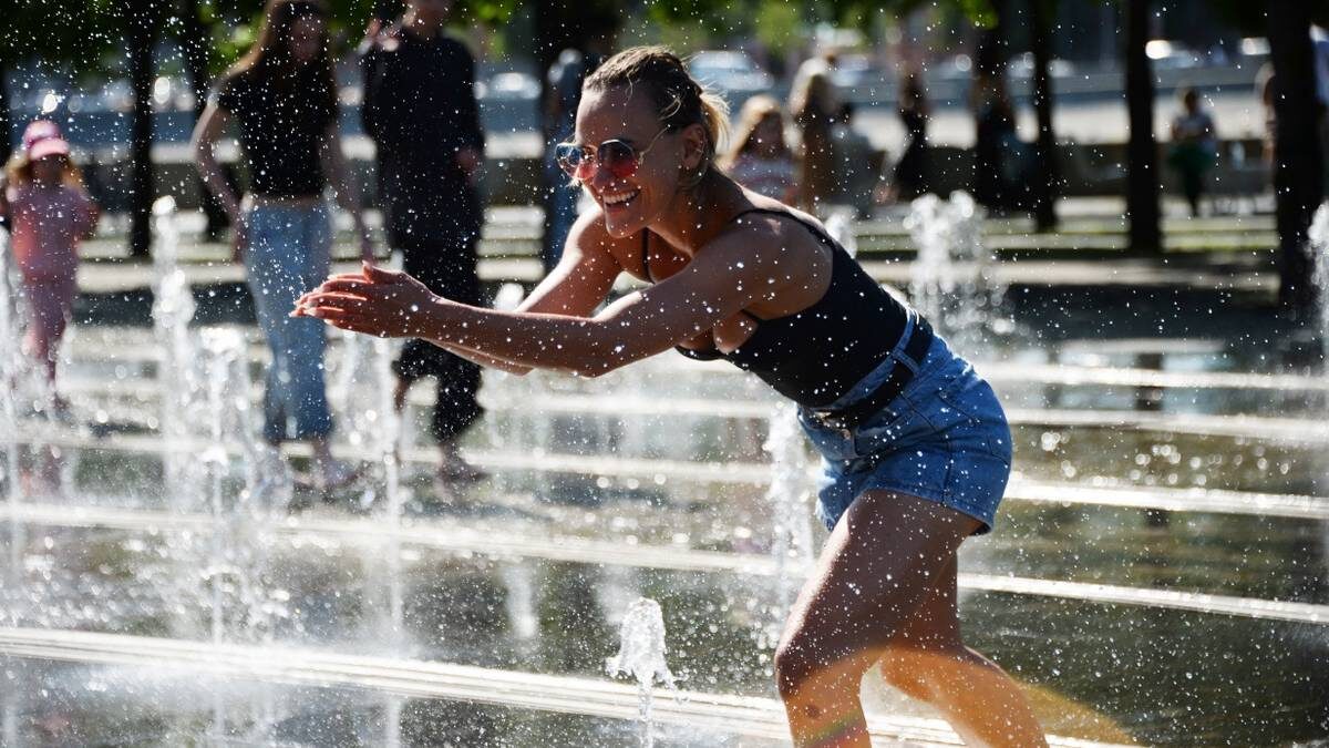    Москвичка Ирина Елатанцева охлаждается у фонтана в Музеоне рядом с Парком Горького / Фото: Пелагия Замятина / Вечерняя Москва