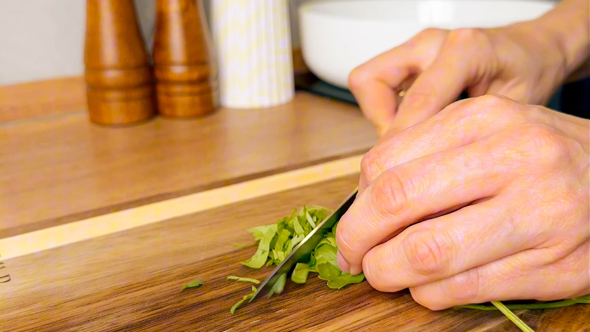 Немного сыра, лук, чеснок — и первый шаг к тёплому, настоящему ужину.