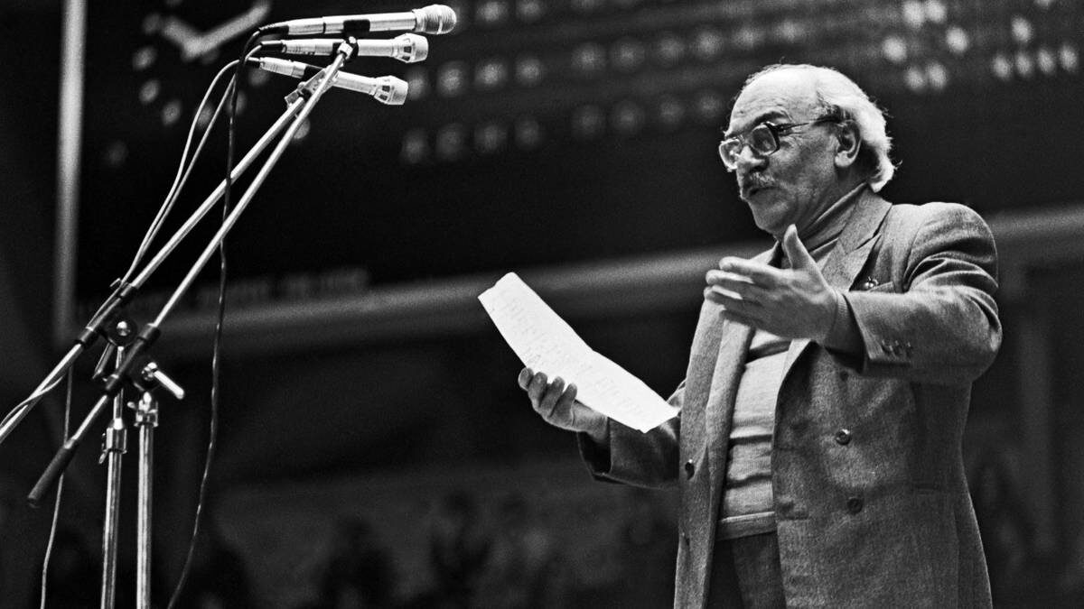    Давид Самойлов читает свои стихи на поэтическом вечере в универсальном спортивном зале «Дружба». К этому времени его выступления уже собирали полные залы / Фото: Борис Кавашкин, Владимир Савостьянов / ТАСС